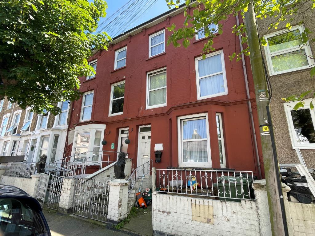 Lot: 157 - RESIDENTIAL INVESTMENT WITH POTENTIAL FOR ADDITIONAL LETTING ROOMS - Mid-terrace double fronted building